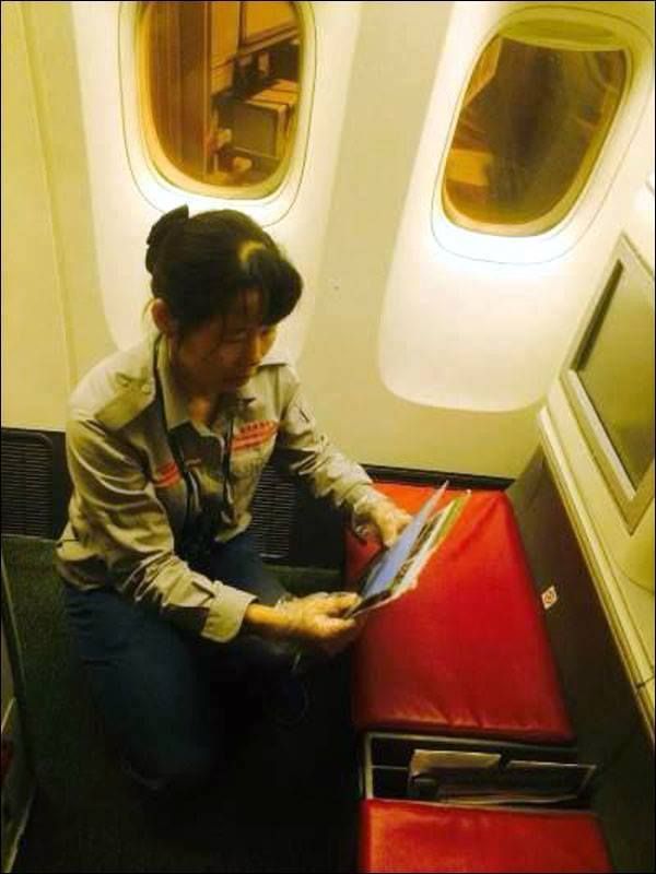 แม่บ้านสนามบินจีนพบถุงเท้าซุกเงินกว่า 2 แสนบาท