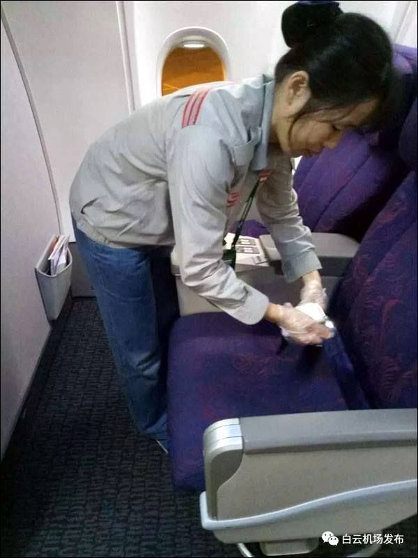 แม่บ้านสนามบินจีนพบถุงเท้าซุกเงินกว่า 2 แสนบาท