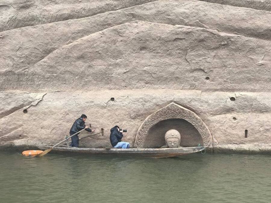 จีนตะลึง！พระพุทธรูปโบราณโผล่หลังน้ำลดฮวบ