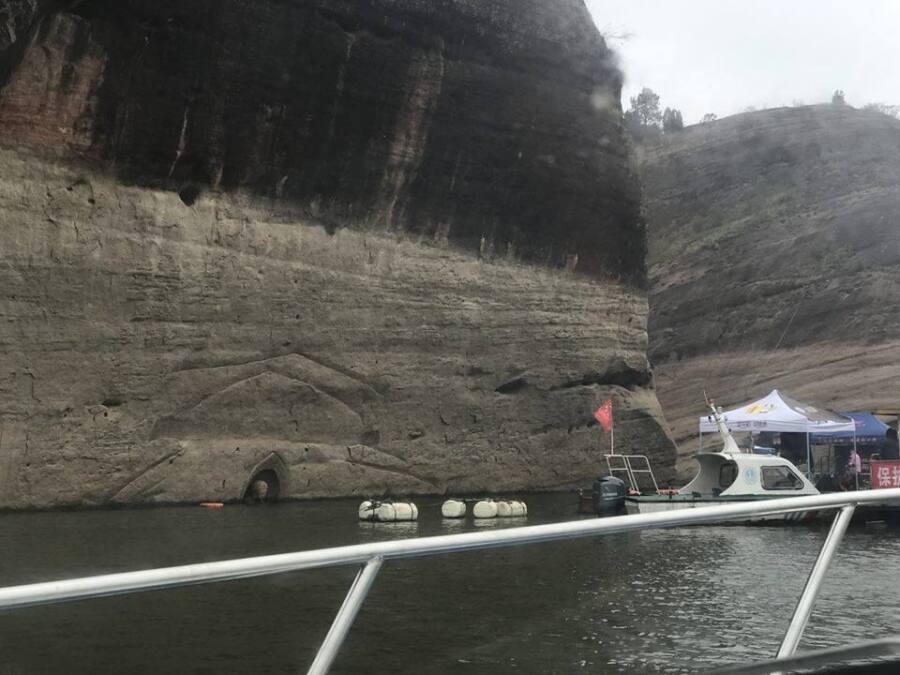 จีนตะลึง！พระพุทธรูปโบราณโผล่หลังน้ำลดฮวบ