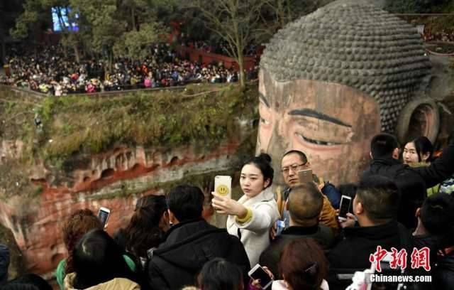 นักท่องเที่ยวแห่ชมพระพุทธรูปเล่อซานในเสฉวน