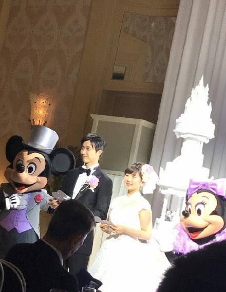 งานแต่งท่ามกลางตัวการ์ตูนดิสนีย์ของคู่รักนักปิงปอง